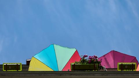 Sonnenschirme an Balkon