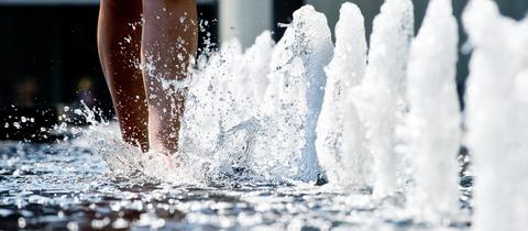 Füße in einem Brunnen.