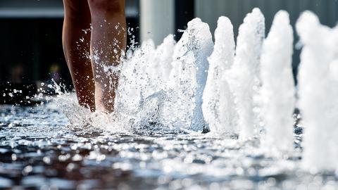 Füße in einem Brunnen.