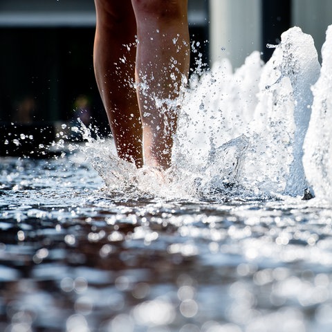 Füße in einem Brunnen.