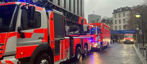 Feuerwehrwagen vor Hochhaus in Frankfurt