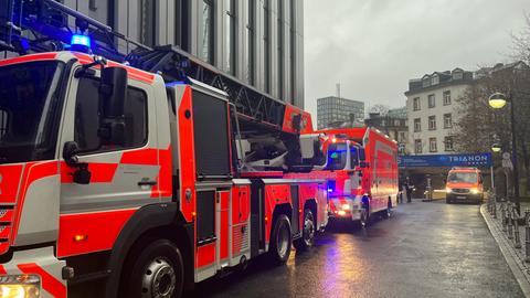 Feuerwehrwagen vor Hochhaus in Frankfurt