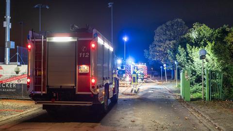 Feuerwehr-Einsatzfahrzeug am Gelände einer Asylunterkunft in Hochheim