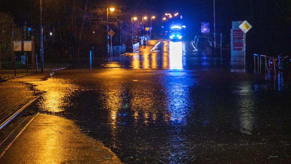 Eine Straße im Kreis Fulda ist überschwemmt. 
