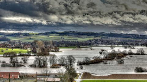Die Ohmaue bei Amöneburg (Marburg-Biedenkopf) ist überschwemmt. 