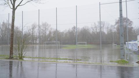 Hochwasser am Sportplatz im Fuldaer Stadtteil Bronzell: Fußballtore stehen im Wasser des überfluteten Sportplatzes