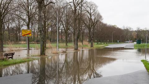 Straßen wurden durch den kräftigen Regen geflutet.