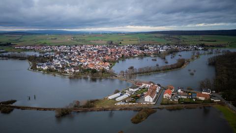 Luftaufnahme von Nidderau, der Ortsteil Eichen ist von mehreren Seiten durch Hochwasser umgeben