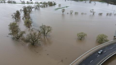 Drohnenaufnahme von überschwemmten Fuldatal.