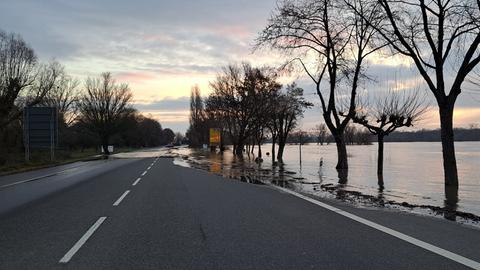 Eine Straße ist von Hochwasser überflutet.