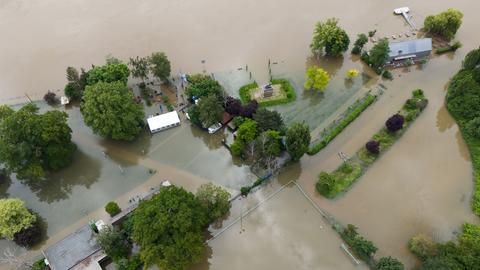 Das Hochwasser des Rheins hat den Uferbereich in Eltiville-Hattenheim (Rheingau-Taunus) samt einer Gaststätte überschwemmt (Luftaufnahme mit einer Drohne).