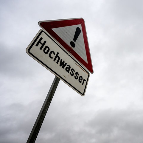 Schild mit Aufschrift "Hochwasser"