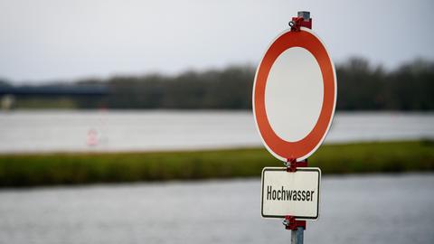 Schild mit Aufschrift Hochwasser steht auf einem Feld