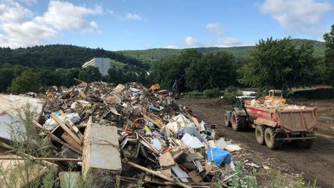 Das THW Marburg hilft nach dem Hochwasser in Bad Neuenahr.