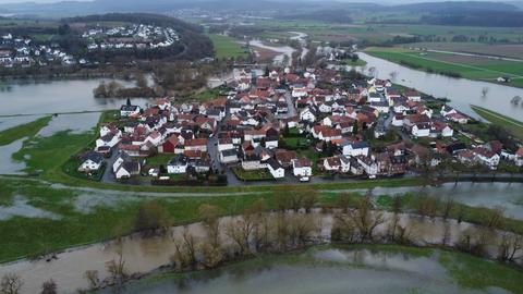Hochwasserlage an der Lahn in Weimar (Kreis Marburg-Biedenkopf): Wasser umschließt den Ort im Januar 2023