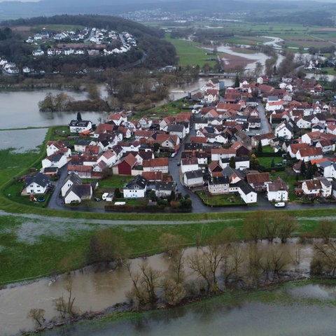 Hochwasserlage an der Lahn in Weimar (Kreis Marburg-Biedenkopf): Wasser umschließt den Ort im Januar 2023