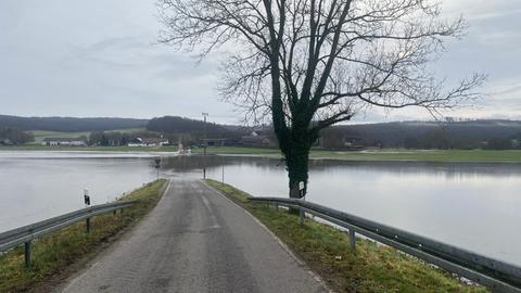 Die Zufahrt auf Trendelburg-Wülmersen (Kassel) ist überflutet.