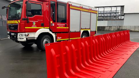 Neuartige Hochwasserschutzelemente vor Feuerwehrauto