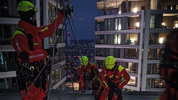 In 40 Metern Höhe: Zwei Menschen in Frankfurt aus festsitzender Gondel gerettet