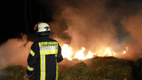 In Hofheim gerieten auf dem Gelände eines Reitvereins Strohballen in Brand. 