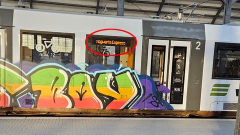 Wenig zauberhaft: der moderne Hogwarts-Express im Wiesbadener Hauptbahnhof