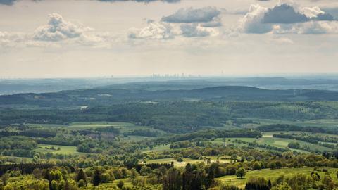 Blick vom Hoherodskopf nach Frankfurt.