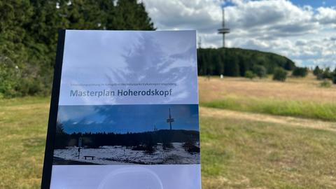 Papier auf dem "Masterplan Hoherodskopf" steht vor Kulisse