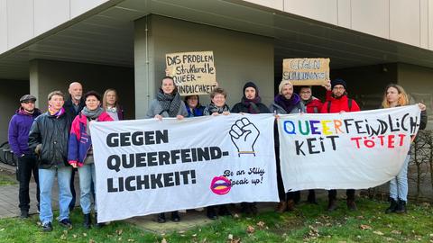 Demonstranten mit Schilder vor dem Marburger Landgericht