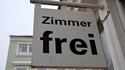 Ein Schild mit der Aufschrift "Zimmer frei"