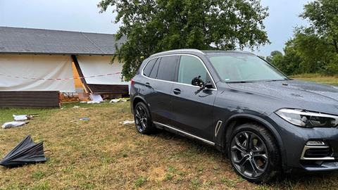 In der Grillhütte ist ein Loch, davor eine Absperrung.