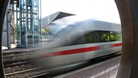 EIn ICE am Fernbahnhof Kassel-Wilhelmshöhe. 