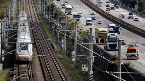 So dicht wie hier an der A3 bei Flörsheim wird teilweise auch die neue ICE-Trasse zwischen Frankfurt und Mannheim an der Autobahn verlaufen.