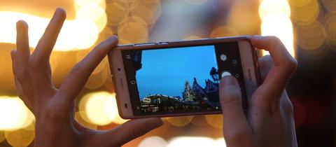 Fotografieren mit dem Smartphone. Motiv: Weihnachtsmarkt auf dem Römerberg