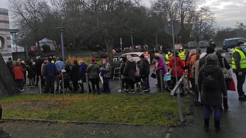 Im Morgengrauen warteten hunderte Menschen in der Schlange vor der noch geschlossenen Halle.