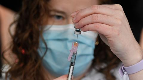 Eine Impfdosis wird mit der Spritze aufgezogen.
