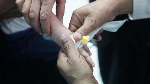 Kind bekommt Infusion