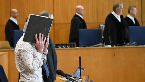 Der Angeklagte (l.) zum Prozessauftakt vor dem Oberlandesgericht Frankfurt