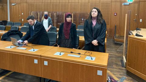 Die IS-Rückkehrerin vor Gericht in Frankfurt zwischen ihren beiden Verteidigern.