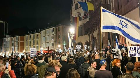 Demonstranten mit Israel-Fahnen auf dem Frankfurter Römerberg