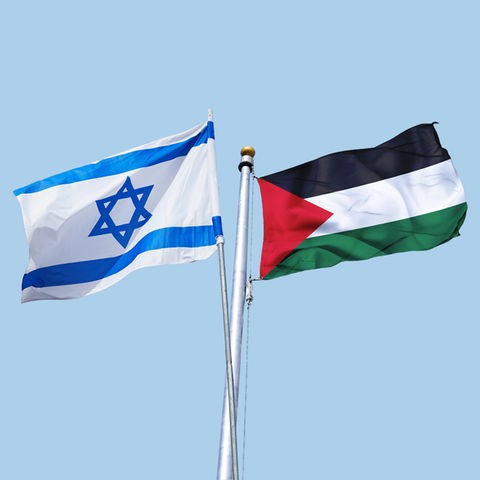 Zwei Nationalflaggen nebeneinander auf hellblauem Hintergrund: links Israel, rechts Palästinenser.