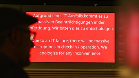 Monitor am Lufthansa-Schalter mit dem Hinweis: "Aufgrund eines IT-Ausfalls kommt es zu massiven Beeinträchtigungen in der Abfertigung."