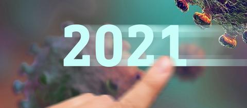 Grafik: Eine türkisfarbene 2021 wird mit einem Finger auf einem mikroskopischen Coronafoto-Hintergund scheinbar von rechts nach links ins Bild gewischt.