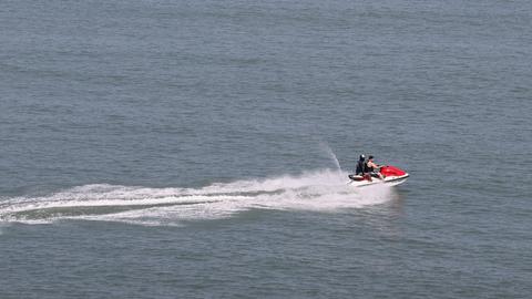 Mit zwei Menschen besetzter Jet-Ski