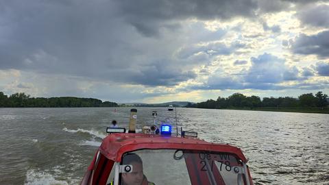 Ein Rettungsboot der Feuerwehr auf dem Rhein bei Oestrich-Winkel.