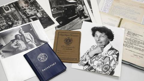 Dokumente, Fotografien, Adressbücher von Gisèle Freund, aus dem Nachlass des verstorbenen Autors Hans Puttnies. 