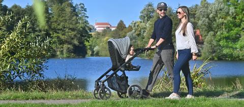 eine junge Familien spaziert bei der Landesgartenschau Fulda über einen Weg