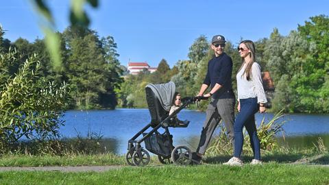 eine junge Familien spaziert bei der Landesgartenschau Fulda über einen Weg