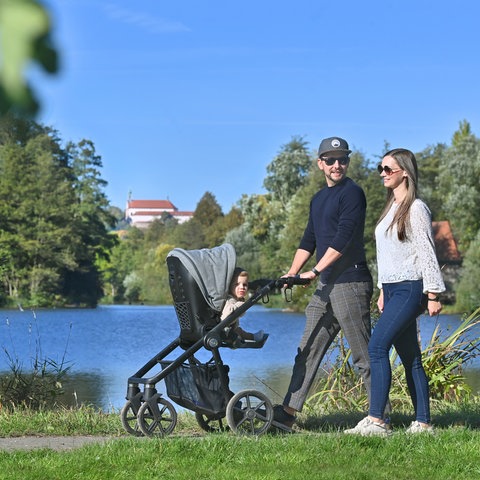 eine junge Familien spaziert bei der Landesgartenschau Fulda über einen Weg