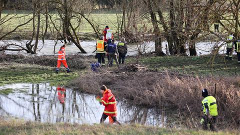 Einsatzkräfte suchen nach einem Jungen, der in die Lahn gefallen war.