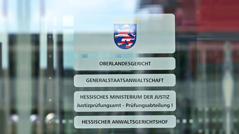 Foto einer Glastür mit der Beschriftung: "Oberlandesgericht, Generalstaatsanwaltschaft, Hess. Ministerium der Justiz und Hess. Anwaltsgerichtshof."